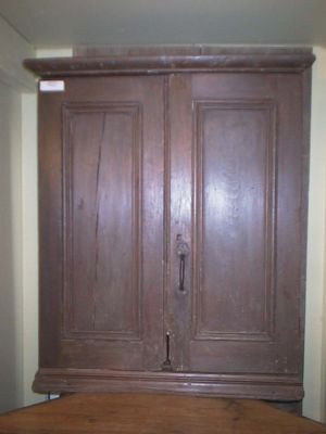 Armoirette 2 portes clous carr&eacute;s. 2