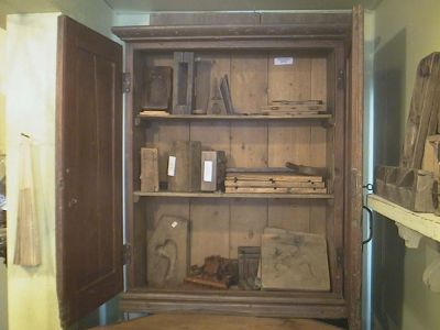 Armoirette 2 portes clous carr&eacute;s. 5