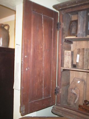 Armoirette 2 portes clous carr&eacute;s. 6
