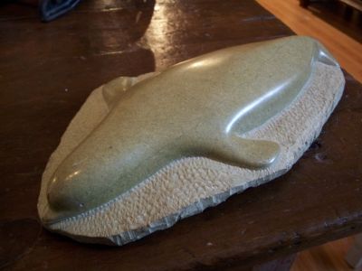Rare grosse sculpture de baleine Esquimaude sign&eacute;e 2