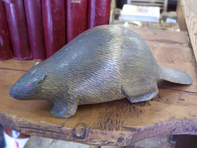 Castor sculpt&eacute; en pin dat&eacute; 1942 1