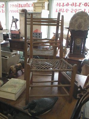 Bel ensemble de 4 chaises avec fod de babiche 1