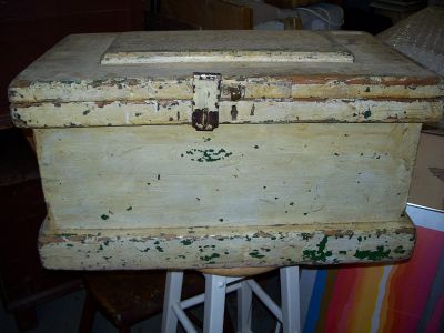 Beau petit coffre &agrave; outils en pin 1