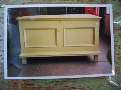 Coffre en pin &agrave; panneaux creux polychrome 10