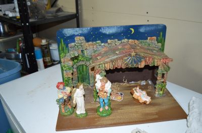 Wooden manger with 18 characters. 3