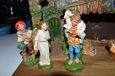 Wooden manger with 18 characters. 4