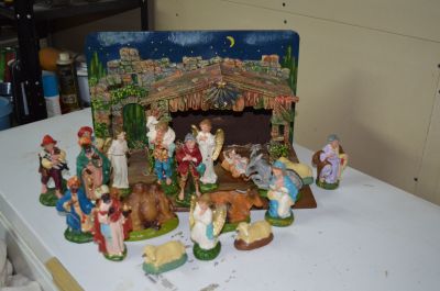 Wooden manger with 18 characters. 5