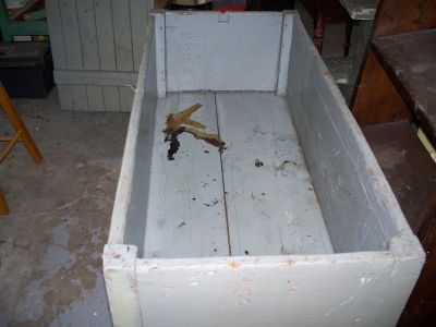Belle huche &agrave; pain &agrave; clous forg&eacute;s dans son jus. 2