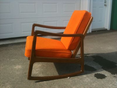 Chaise bercante  en teck avec coussins orang&eacute;s de John Stuart 2