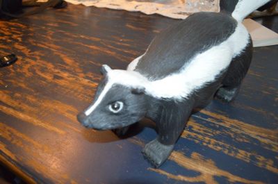 Nancy Pollander skunk carving 3