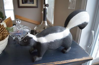 Nancy Pollander skunk carving 8