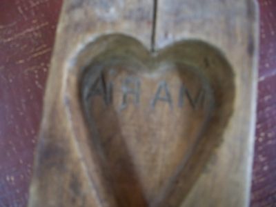 tr&egrave;s beau vieux moule avec coeur et inscriptions 3