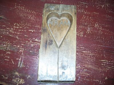 tr&egrave;s beau vieux moule avec coeur et inscriptions 1