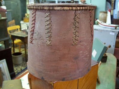 Panier d'écorce Amérindien, récipient pour eau d'érable 2 Panier d'écorce Amérindien, récipient pour eau d'érable 2