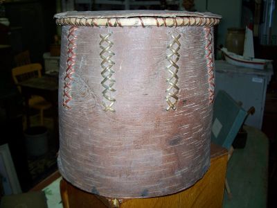 Panier d'écorce Amérindien, récipient pour eau d'érable 1 Panier d'écorce Amérindien, récipient pour eau d'érable 1