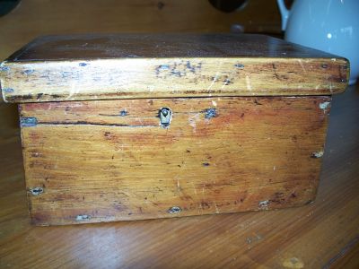 Tiny pine trinket box or candle box ? 1