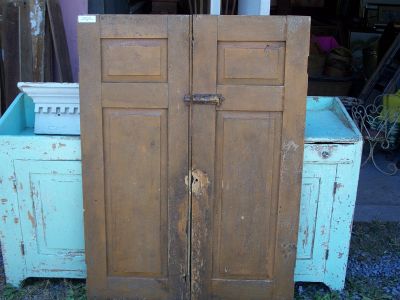 Paire de petites portes en pin &agrave; panneaux soulev&eacute;s 2