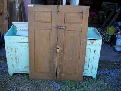 Paire de petites portes en pin &agrave; panneaux soulev&eacute;s 1