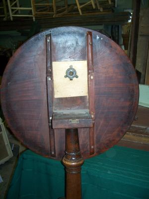Table d'appoint en acajou dessus repliable pattes Queen Ann 9