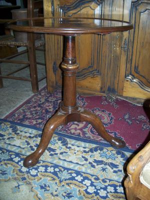 Table d'appoint en acajou dessus repliable pattes Queen Ann 1