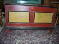 Coffre en pin � panneaux creux polychrome