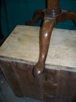Table d'appoint en acajou dessus repliable pattes Queen Ann7