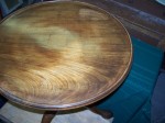 Table d'appoint en acajou dessus repliable pattes Queen Ann10