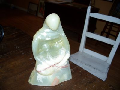 Sculpture esquimaude femme donnant le sein &agrave; l'enfant 2