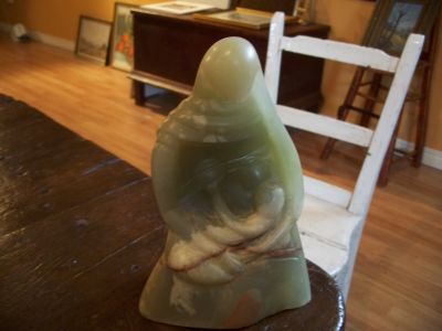 Sculpture esquimaude femme donnant le sein &agrave; l'enfant 3