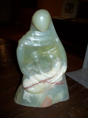 Sculpture esquimaude femme donnant le sein &agrave; l'enfant 1